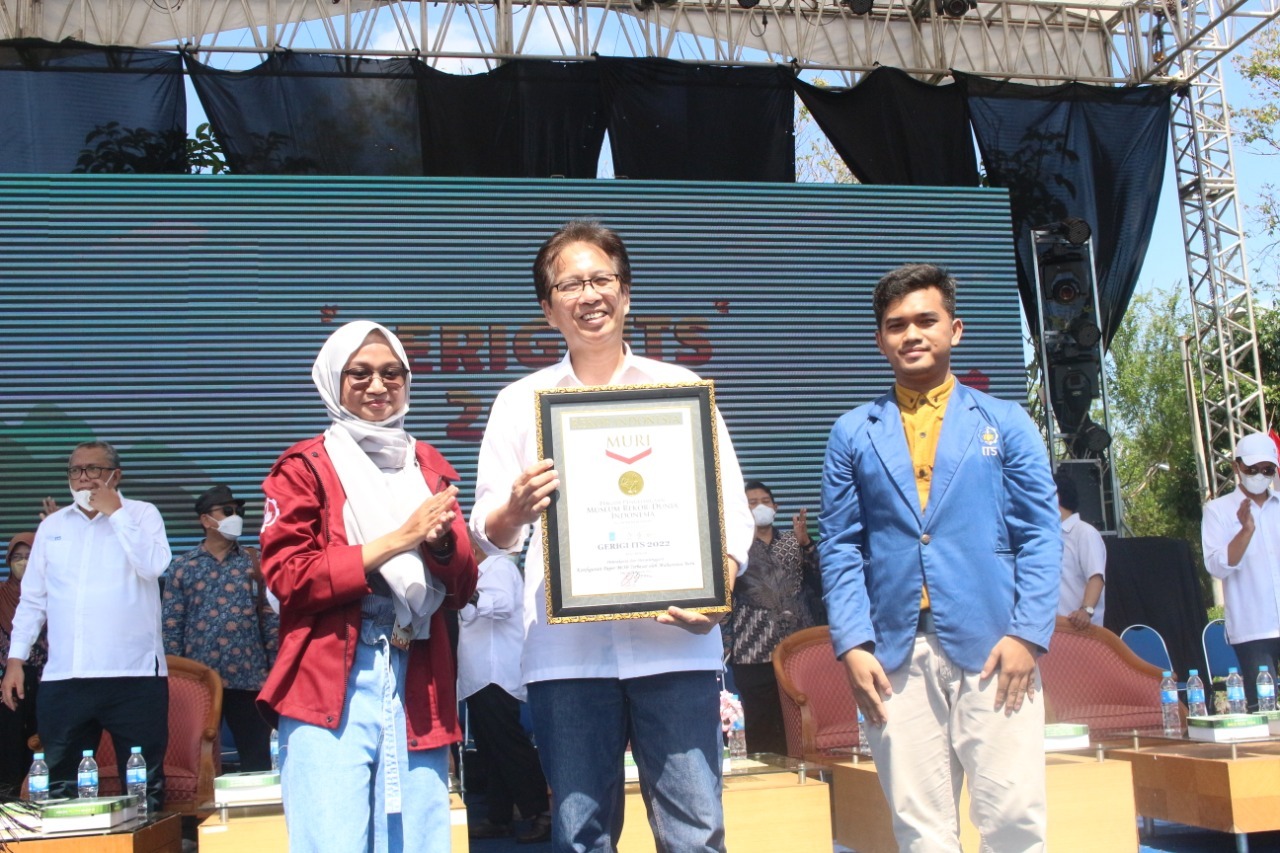 Rektor ITS Prof Dr Ir Mochamad Ashari MEng IPU AEng (tengah) bersama Presiden BEM ITS Agil Wahyu Ramadhan (kanan) dan Ketua Penyelenggara Gerigi 2022 Dyah Ayu Puspita terima piagam MURI