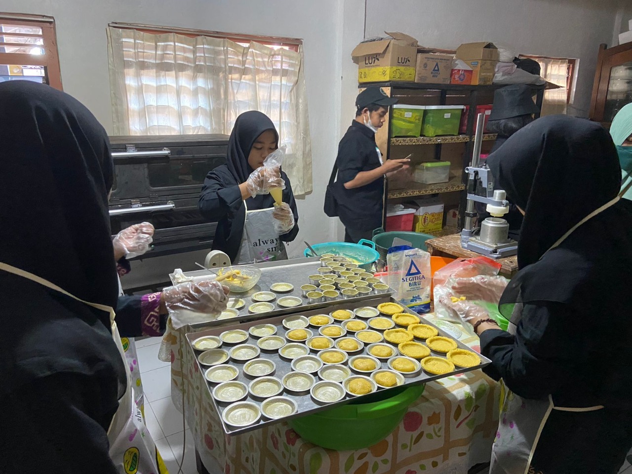 The process of monitoring the cake making of one of the MSMEs by the ITS KKN Abmas team in Labang, Bangkalan