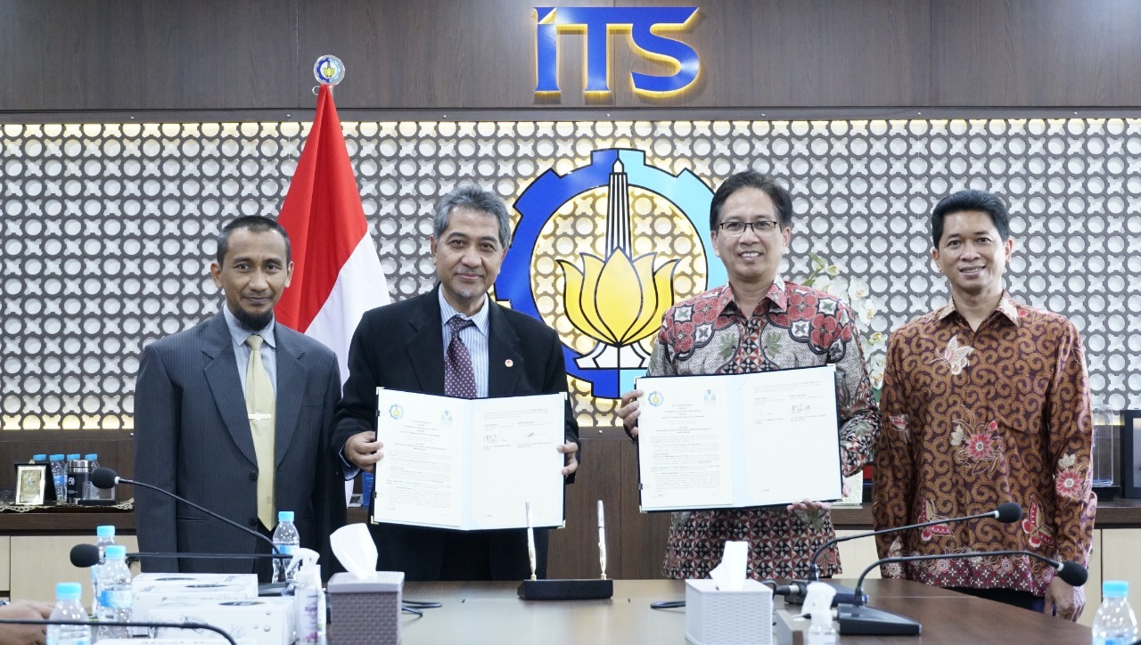 (from left) The Vice Rector III of Unida Gontor, Dr. Khoirul Umam, M.Ec., The Rector of Unida Gontor, Prof. Dr. Hamid Fahmy Zarkasyi, M.A., M.Phil., The Rector of ITS, Prof. Dr. Ir. Mochamad Ashari, M.Eng., IPU, and The Vice Rector IV of ITS, Bambang Pramujati, S.T., M.Sc.Eng., Ph.D. during the signing of MoU at ITS Rectorate Building