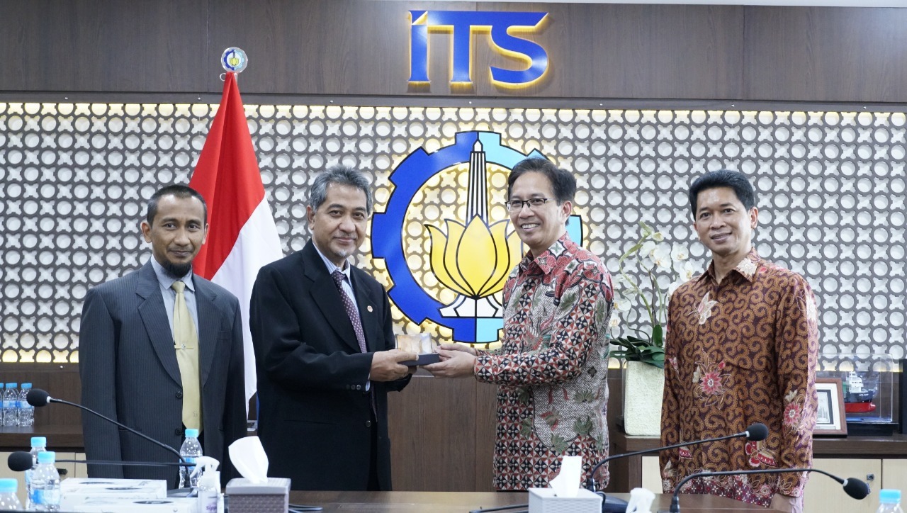 Penyerahan cinderamata dari ITS untuk Unida Gontor usai penandatanganan MoU