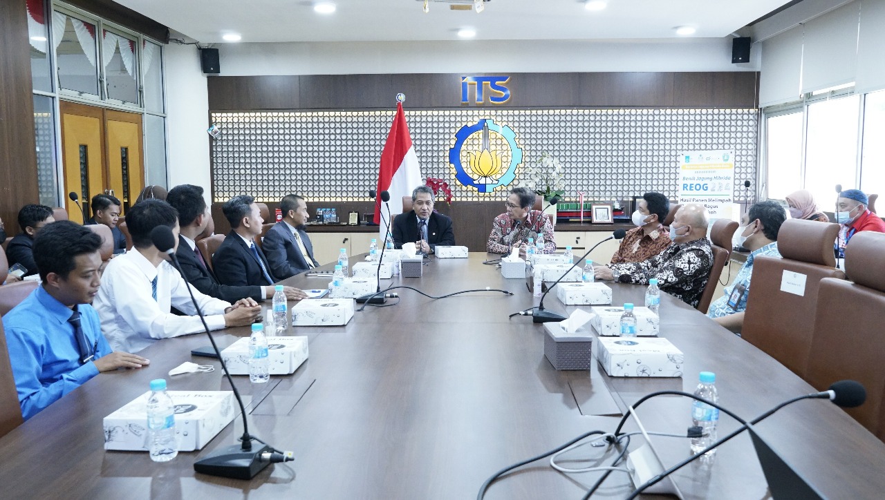 Suasana diskusi antara ITS dan Unida Gontor sebelum dilakukan penandatanganan MoU di Gedung Rektorat ITS