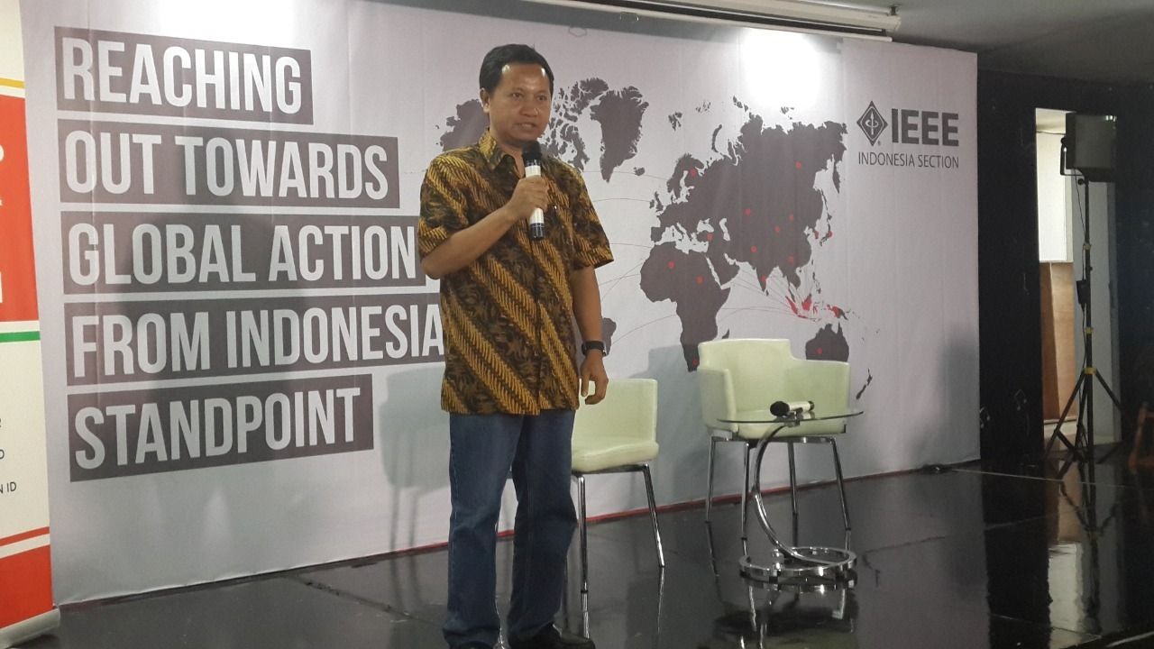 Prof Ir Gamantyo Hendrantoro MEng PhD saat menjadi pembicara pada pertemuan IEEE Indonesia Section tahun 2016