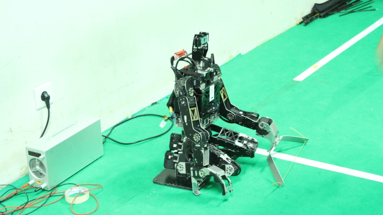 Robot rancangan Tim Ichiro ITS saat berlaga di FIRA Humanoid Robot Cup (Hurocup) 2022 yang masih digelar secara daring