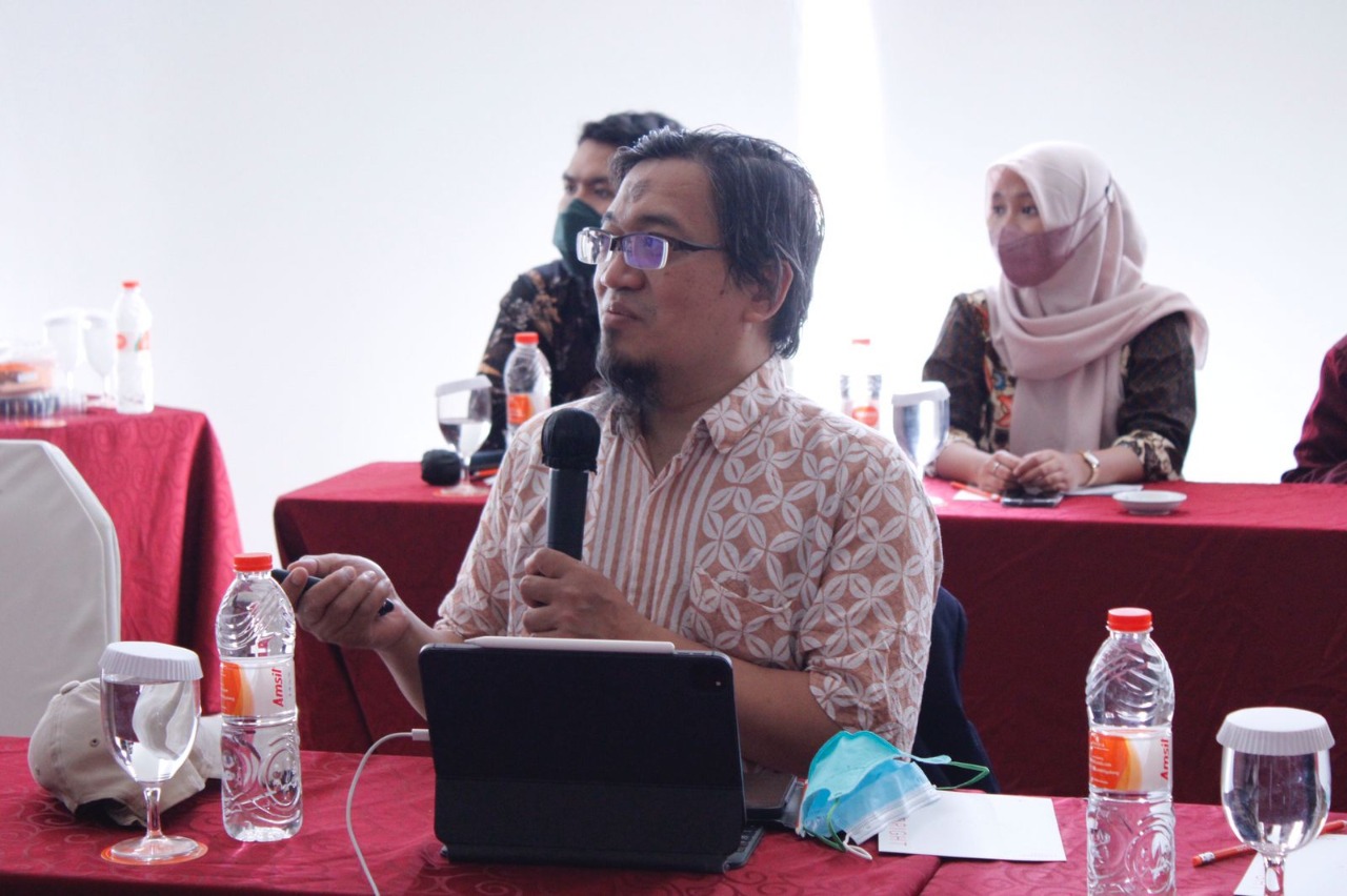 Head of ITS Vibration Laboratory Dr. Dhany Arifianto ST MEng (holding the mic) when explaining the development of the audiometric instrument studied by his team
