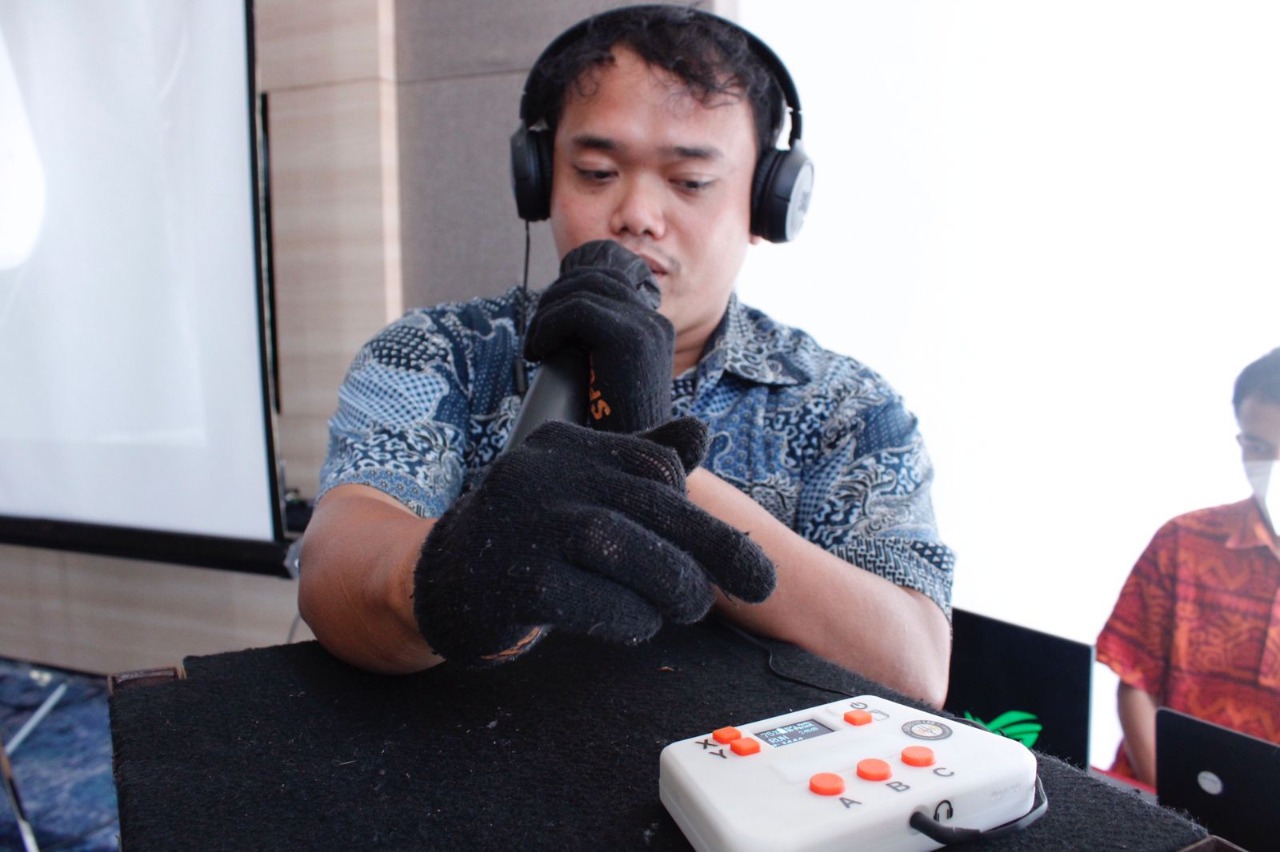 A member of the research team from the ITS Vibration Laboratory Achmadi ST MT while demonstrating the operation of a portable audiometry device