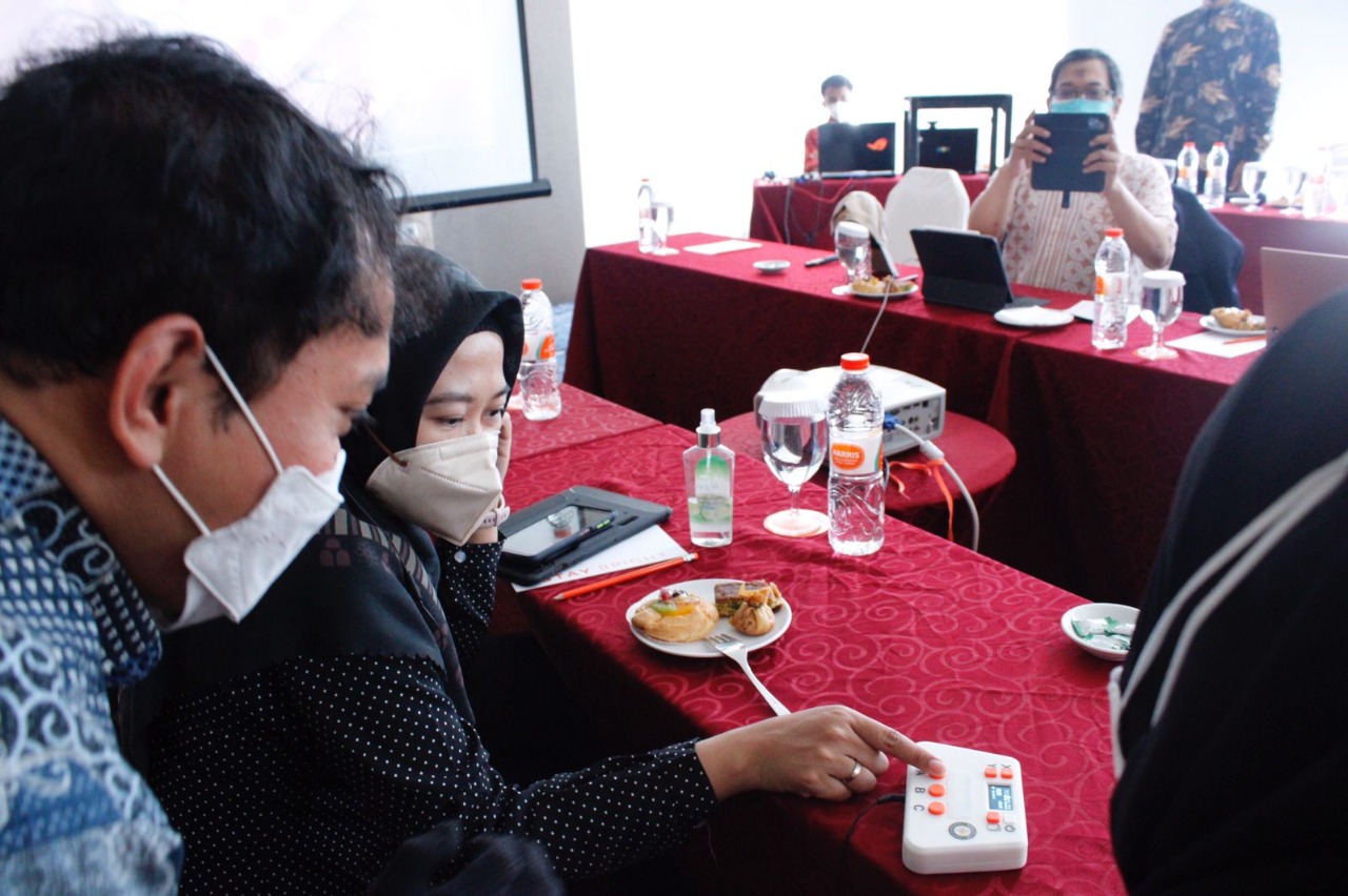 The team of doctors from the Faculty of Medicine, Airlangga University, tried directly to use a portable audiometric hearing test kit