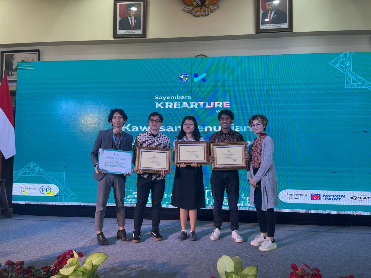 (from left) Advisory Lecturer Dr Eng Didit Novianto ST MEng with the ITS Ampel Connecting Hub Team when receiving the 2nd Place award at the Architectural Design Competition