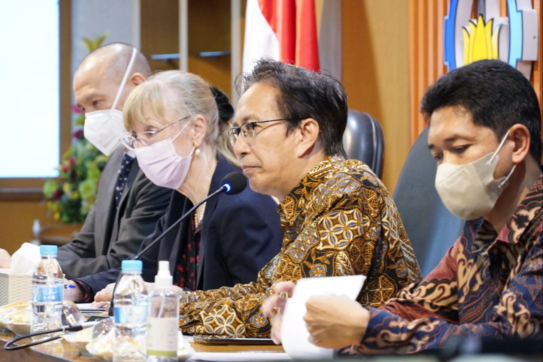 (from left) Honorary Consul of the Federal Republic of Germany in Surabaya Christopher Tjokrosetio, Ambassador of the Federal Republic of Germany to Indonesia Ina Lepel, ITS Rector Prof Dr Ir Mochamad Ashari MEng, and ITS Vice Chancellor IV Bambang Pramujati ST MScEng PhD during a discussion to expand the cooperation program internationalization