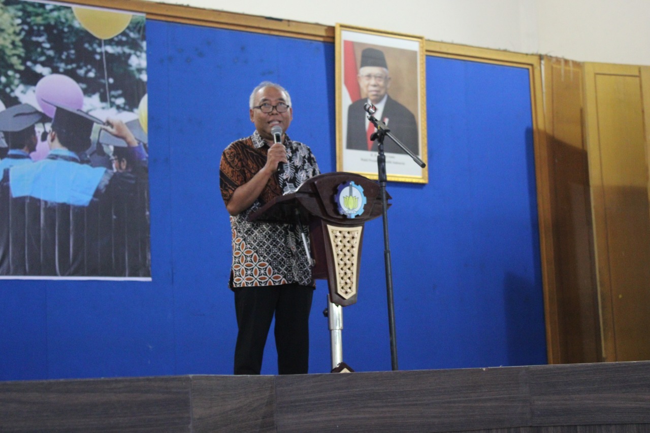 Wakil Rektor I ITS Prof Dr Ir Adi Soeprijanto MT saat menyampaikan sambutan pada Pembekalan Wisuda ke-126
