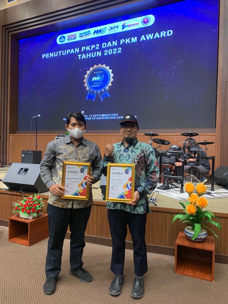 Dr Imam Abadi ST MT (left) and Dr Dhany Arifianto ST MEng (right) after receiving the Best College Cluster I award and Best Companion Lecturer at the 2022 PKM Award