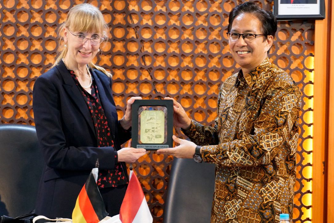 Ambassador of the Federal Republic of Germany to Indonesia Ina Lepel (left) and ITS Rector Prof. Dr. Ir Mochamad Ashari MEng IPU AEng during the handing over of souvenirs