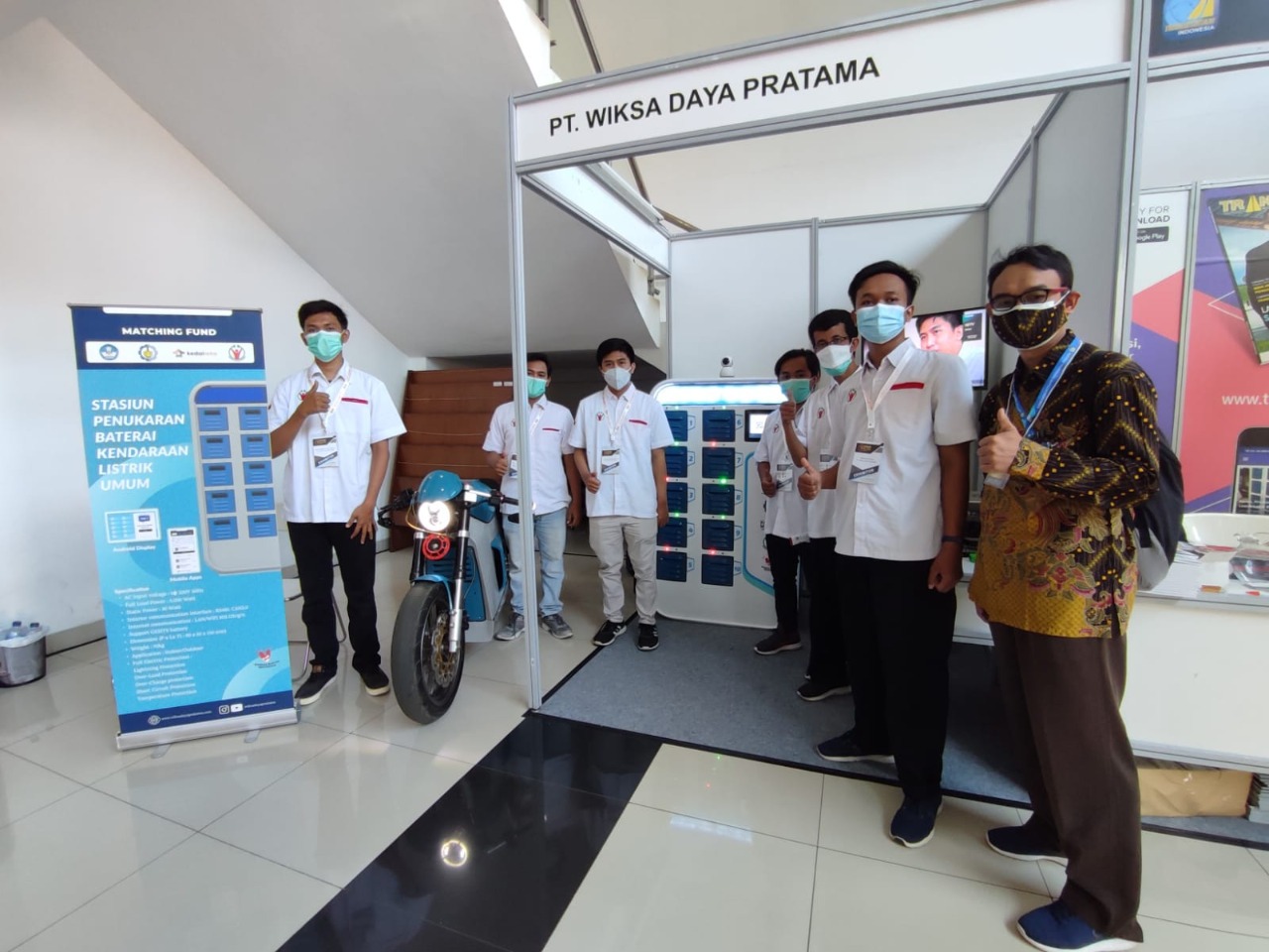 Alief Wikarta ST MScEng PhD (kanan) bersama tim PT WDP saat meramaikan pameran Indonesia Electric Motor Show (IEMS) 2021 lalu