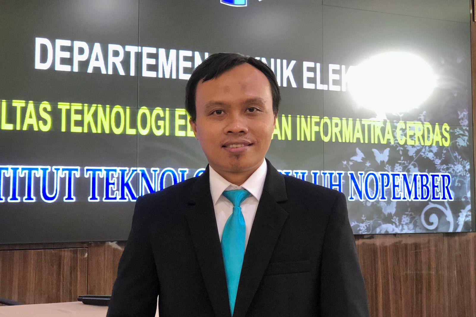 Dr Masy Ari Ulinuha ST MT, lulusan doktor ke-195 dari Departemen Teknik Elektro ITS