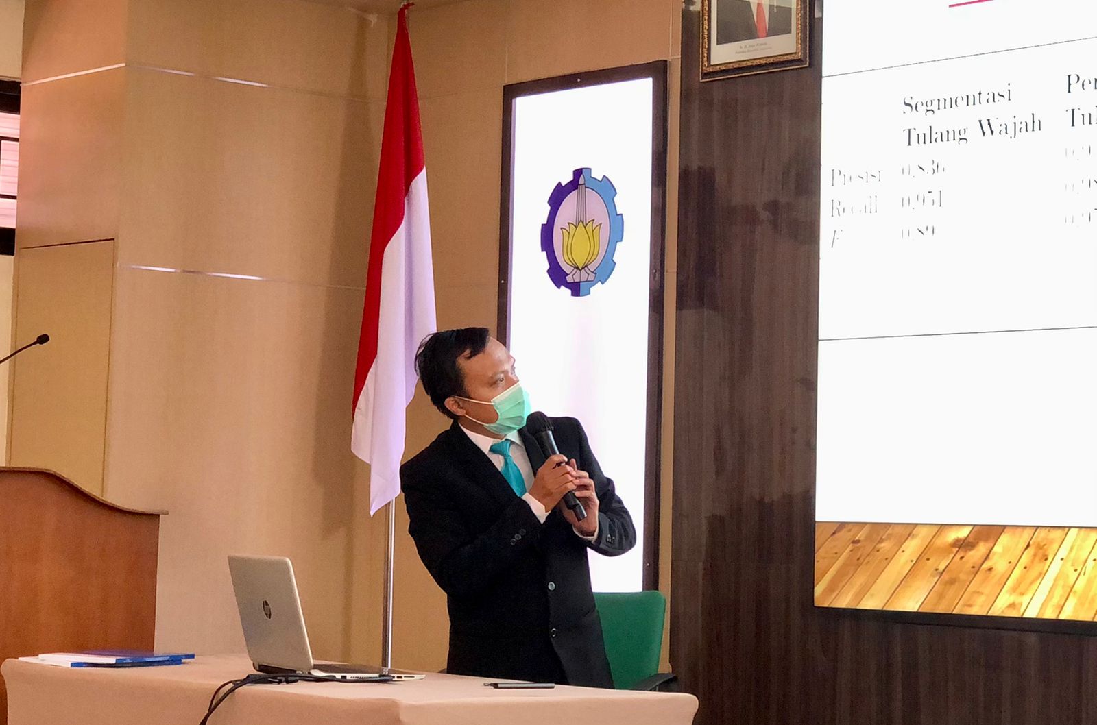 Dr Masy Ari Ulinuha ST MT saat memaparkan disertasinya yang berjudul Segmentasi Tulang Wajah pada Point Cloud Tengkorak Berbasis Sudut Simpangan, Jumat (23/9)