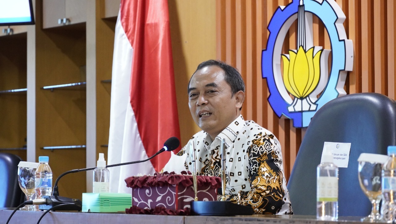 Direktur Umum dan SDM BPJS Ketenagakerjaan Abdur Rahman Irsyadi memberikan sambutannya dalam acara penandatanganan MoU di ITS