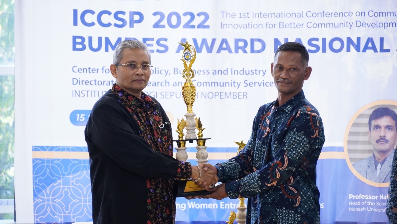 Dr Ir Arman Hakim Nasution MEng (kiri) bersama perwakilan BUMDes Mutiara Welirang dari Jawa Timur yang meraih penghargaan Community Development and Engagement BUMDes Award Nasional 2022