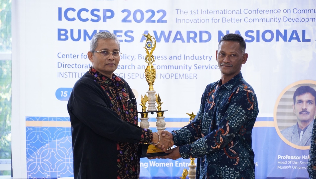 Dr. Ir. Arman Hakim Nasution, M.Eng. (left) with representatives of BUMDes Mutiara Welirang from East Java who won the 2022 National Community Development and Engagement BUMDes Award