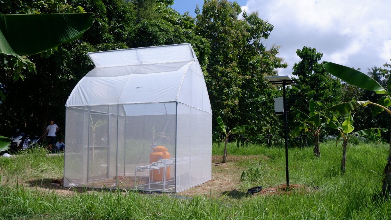 Inovasi greenhouse yang terintegrasi dengan pompa air berbasis fotovoltaic oleh tim Abmas dari Laboratorium Simulasi Sistem Tenaga, Departemen Teknik Elektro ITS
