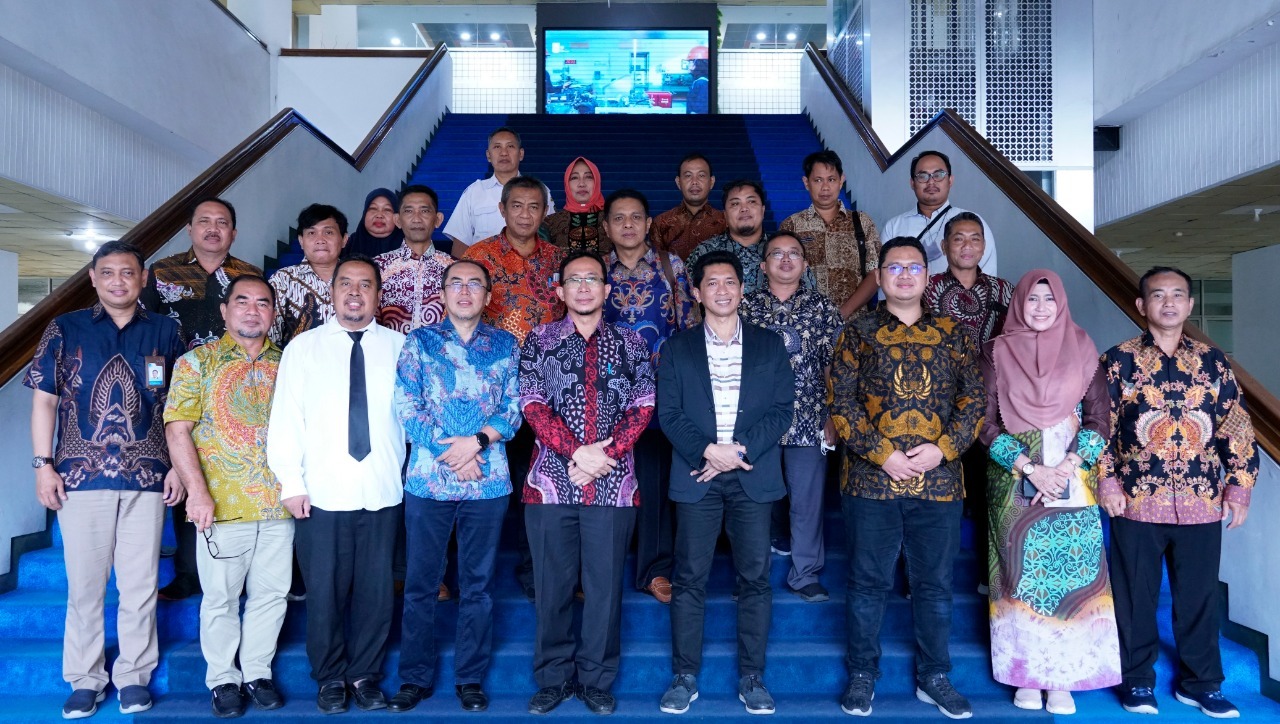Jajaran pimpinan ITS dan Dinas Pendidikan dan Kebudayaan Provinsi Kalimantan Timur usai penandatanganan Perjanjian Kerja Sama di Gedung Rektorat ITS