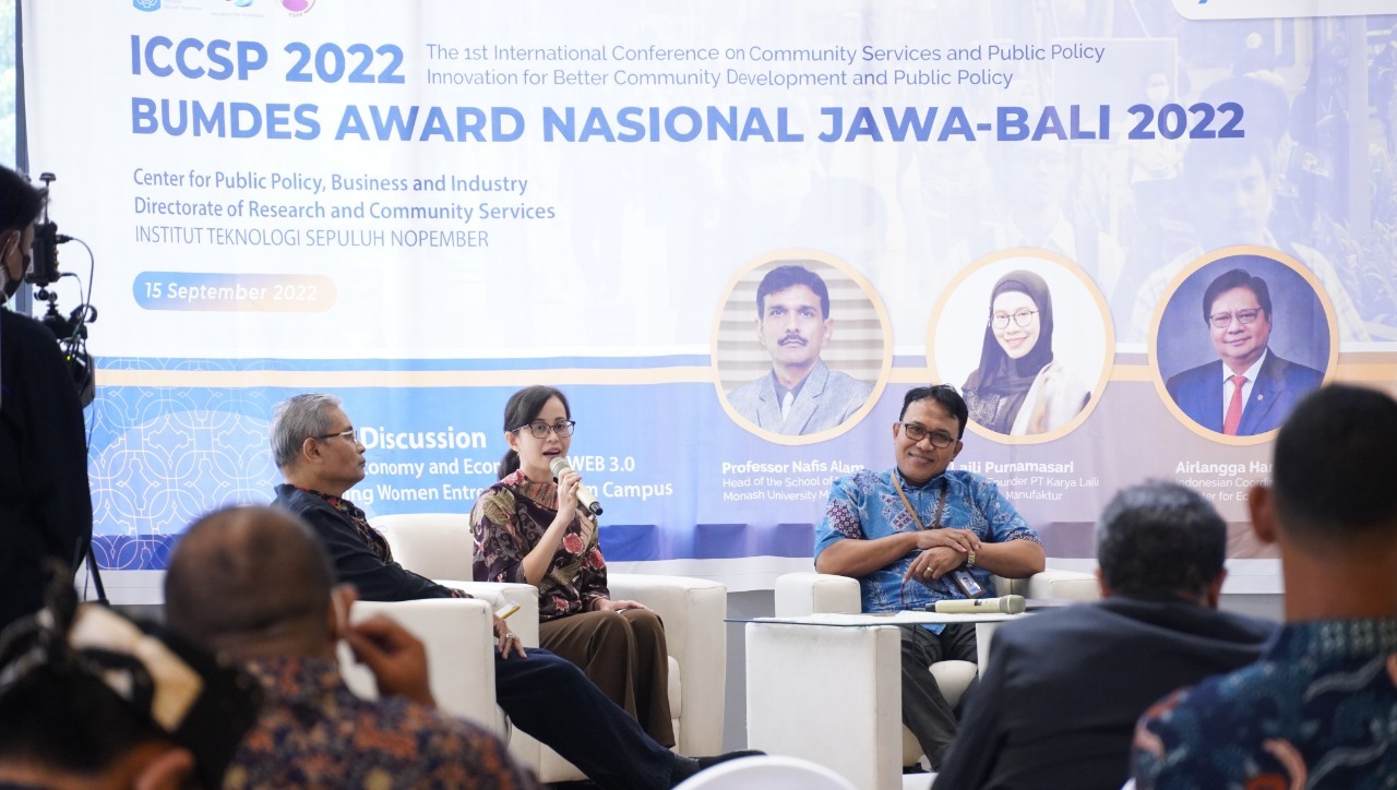 Niniet Indah Arvitrida ST MT PhD (bring a mic) intensively encourages women entrepreneurs to continue to innovate in the Economy Upscaling Women Entrepreneur discussion