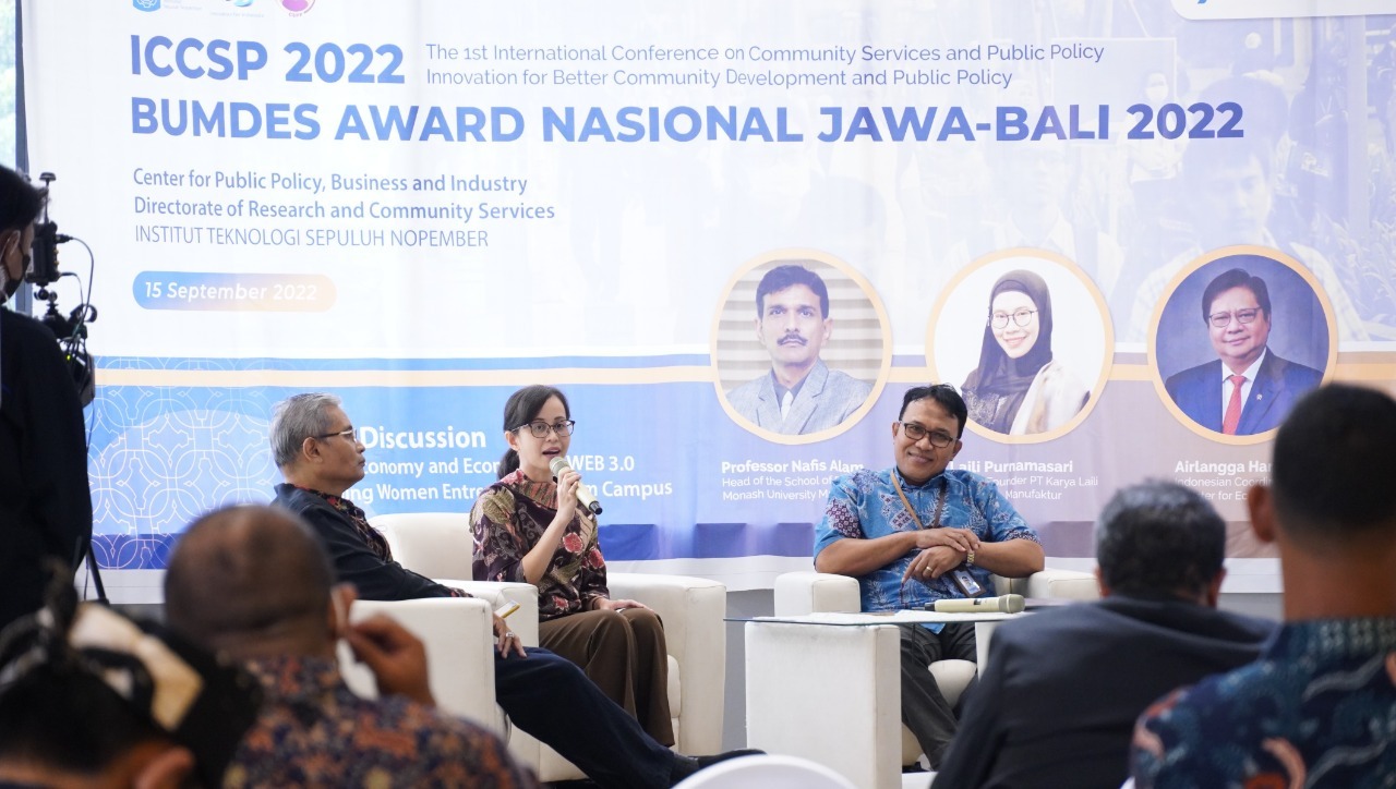 Niniet Indah Arvitrida ST MT PhD (bawa mic) gencar mendorong pengusaha perempuan agar terus berinovasi dalam diskusi Economy Upscaling Women Entrepreneur