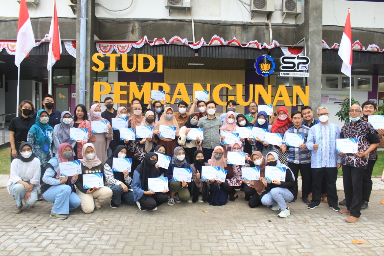 The e-Book training participants and the lecturers of Development Studies Department ITS with Arasoft delegations after receiving the training certificate