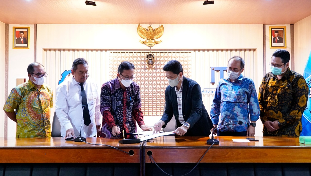 The ceremony of signing Collaboration Agreement between Institut Teknologi Sepuluh Nopember (ITS) and The East Kalimantan Provincial Office of Education and Culture