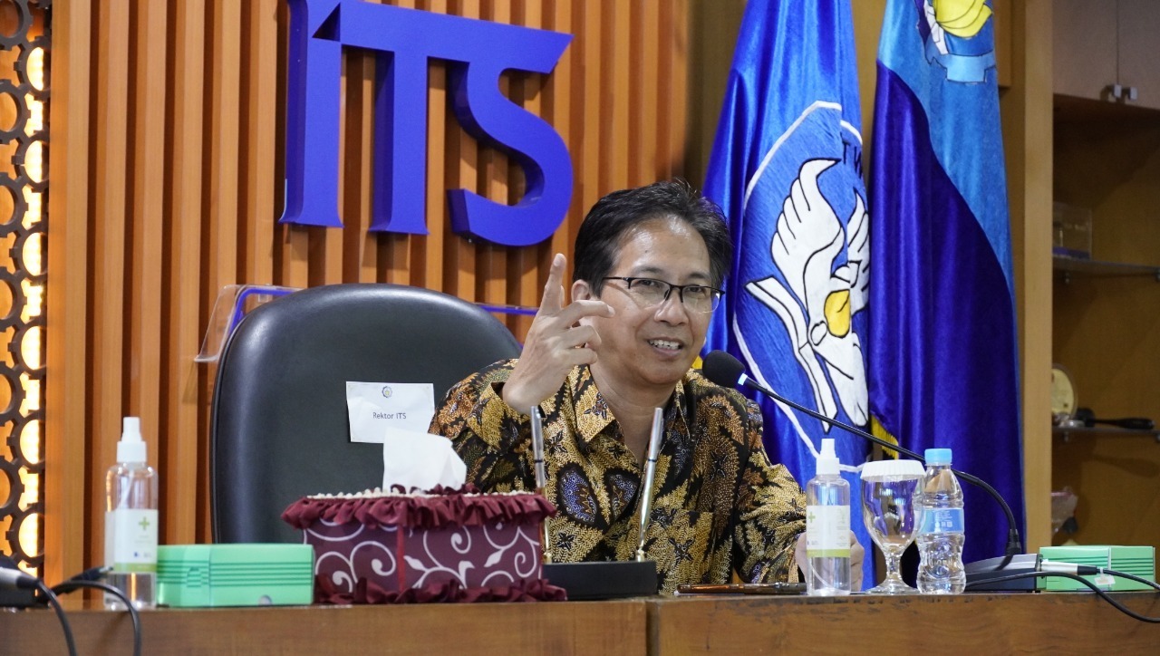 Rektor ITS Prof Dr Ir Mochamad Ashari MEng IPU AEng memberikan sambutannya dalam acara penandatanganan Memorandum of Understanding (MoU) dengan BPJS Ketenagakerjaan