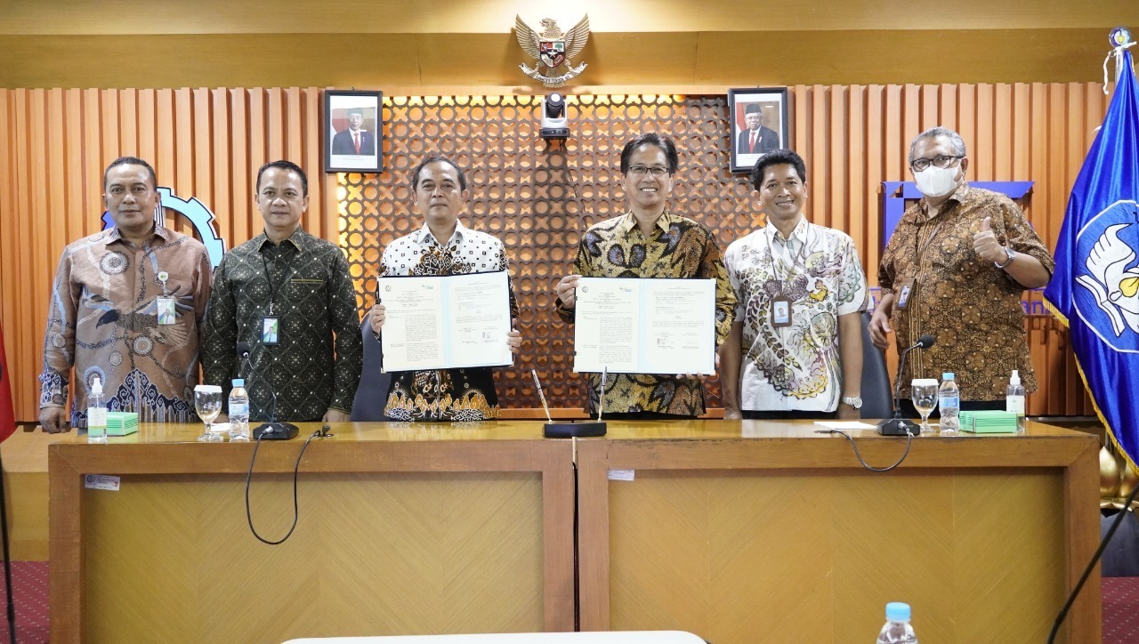 Rektor ITS Prof Dr Ir Mochamad Ashari MEng (tiga dari kanan) dan Direktur Umum dan SDM BPJS Ketenagakerjaan Abdur Rahman Irsyadi (tiga dari kiri) usai penandatanganan MoU