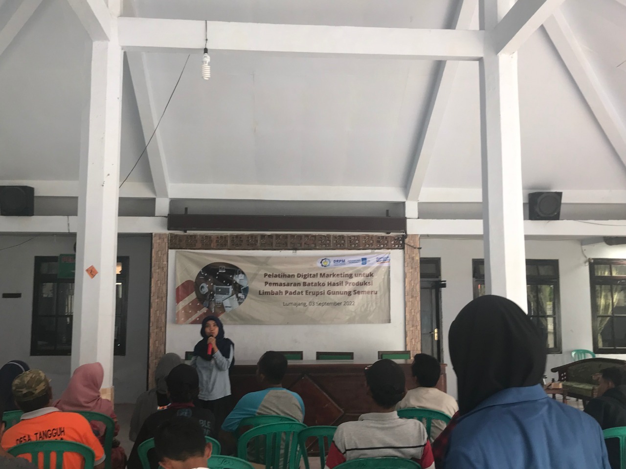 Rosyida Rahmah, S.E. while presenting material about digital marketing in front of residents at the Sumberwuluh Village Hall, Lumajang as part of the activities of the ITS KKN Abmas team