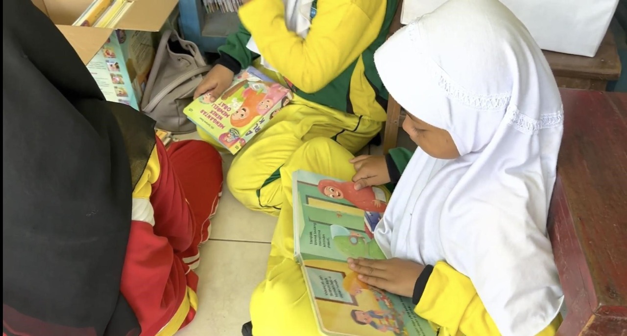 Salah seorang siswi SD Negeri Begadon sedang melakukan aktivitas membaca