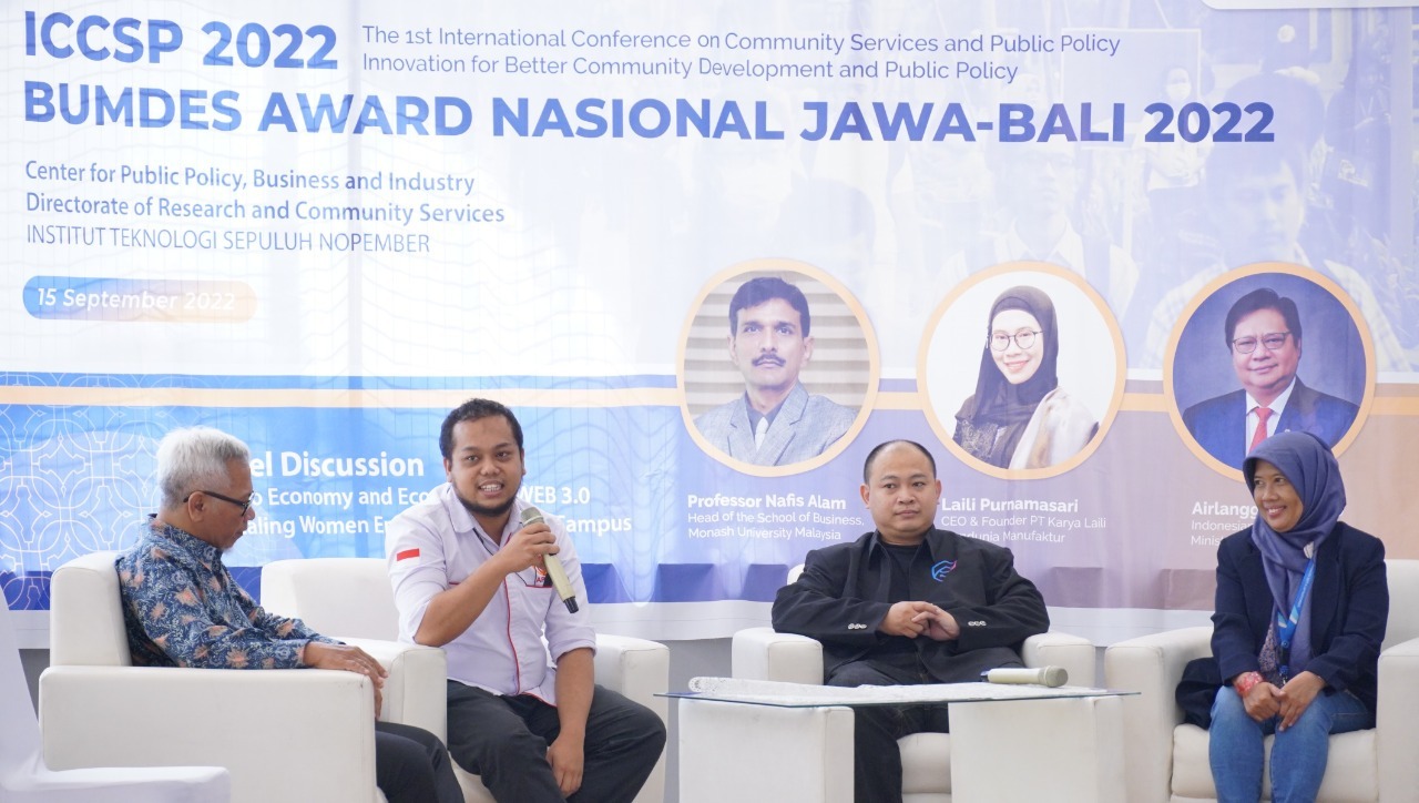 Sekretaris Jenderal Asosiasi Pengusaha Desa Indonesia (APEDI) Sabdo Yusmintiarto (dua dari kiri) saat berpendapat dalam sesi diskusi crypto economy