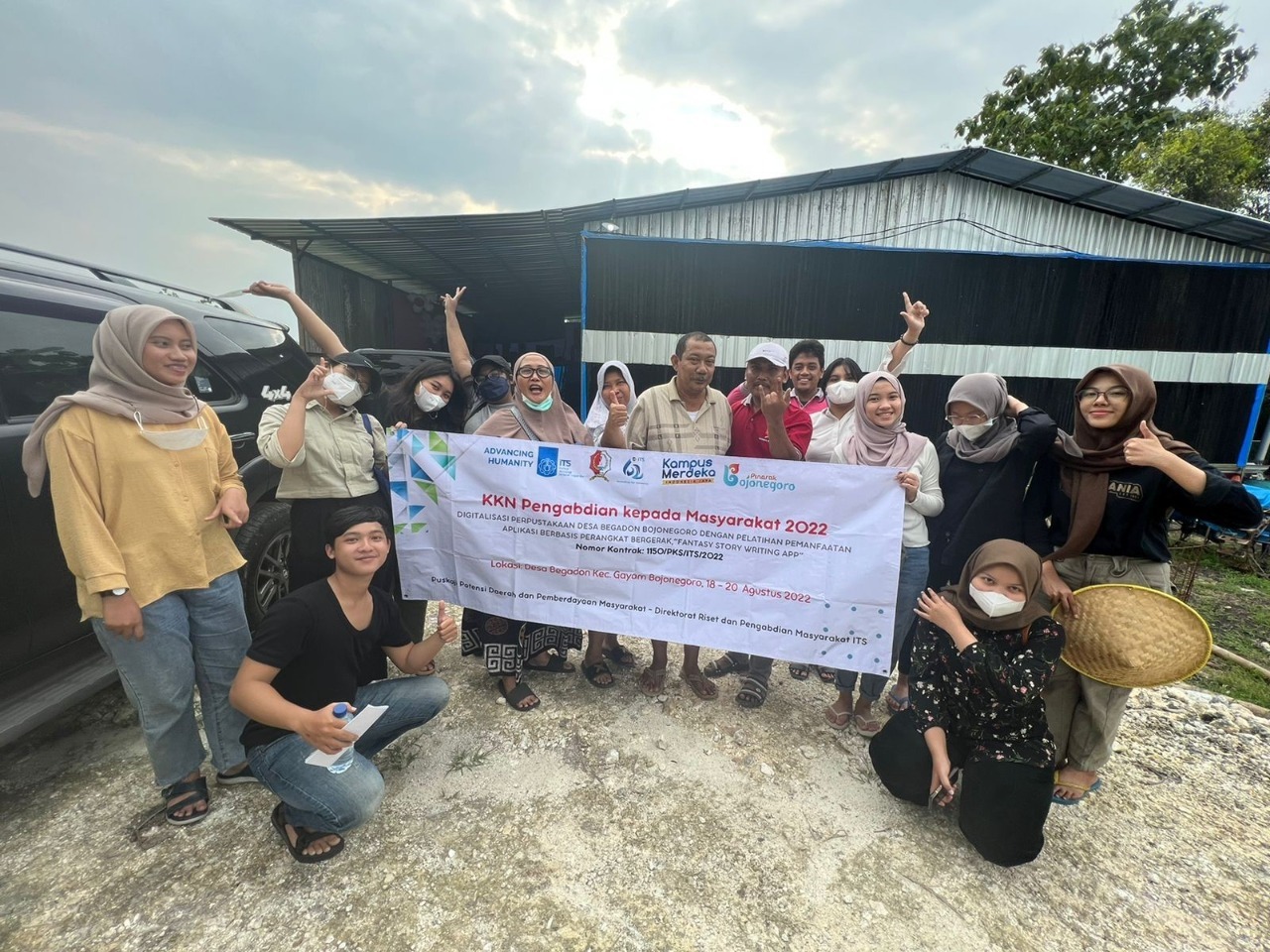 Tim KKN Abmas ITS bersama Dr Kartika Nuswantara SPd MPd (lima dari kiri berdiri) dan Kepala Desa Begadon H Hariyono (berdiri tengah)