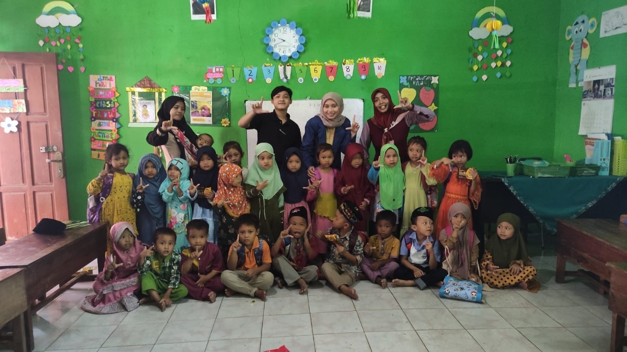 Tim KKN Abmas ITS bersama dengan siswa-siswi dari TK Persada di Desa Begadon, Bojonegoro dalam rangka mendukung budaya literasi di kalangan anak sekolah