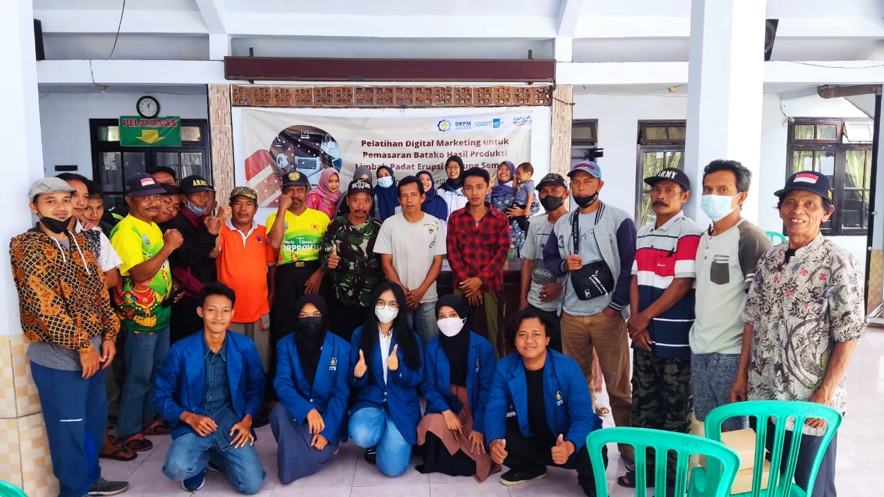 ITS KKN Community Sevices (Abmas) team with residents at Sumberwuluh Village Hall, Lumajang after the digital marketing training activity