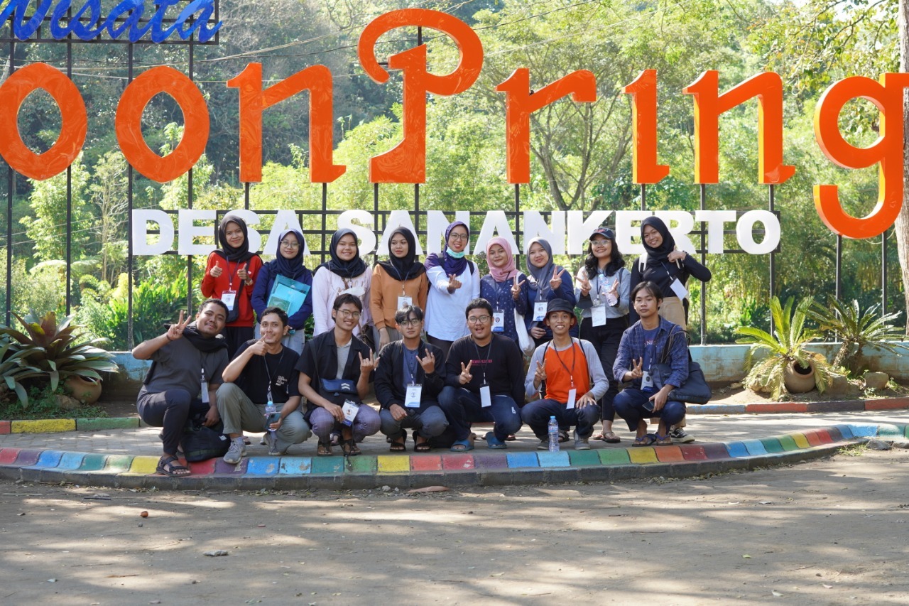 Tim KKN Abmas ITS saat akan melakukan observasi di arboretum Boonpring di Desa Sanankerto, Kabupaten Malang