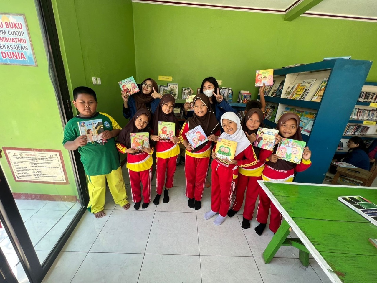 Tim KKN Abmas bersama siswa-siswi SD Negeri Begadon untuk mengenalkan budaya membaca di kalangan anak sekolah
