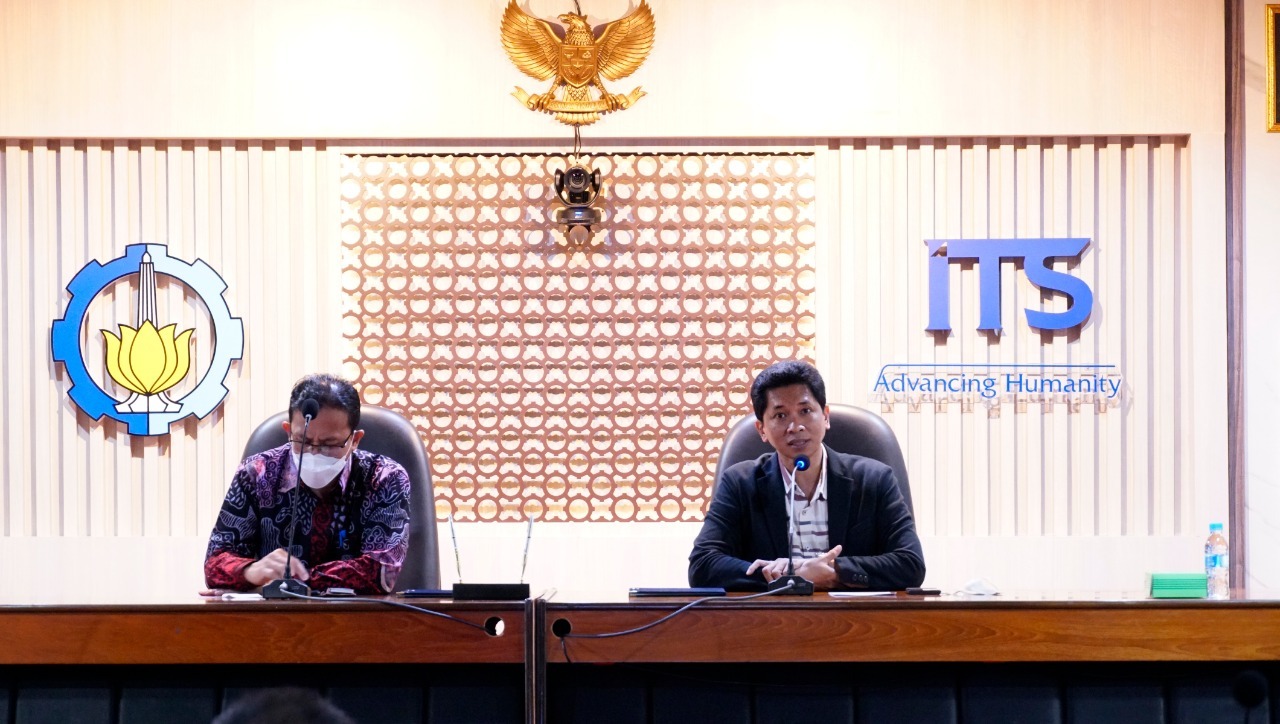 The Vice Rector IV of ITS, Bambang Pramujati, S.T., M.Sc.Eng., Ph.D. (right), and The Head of East Kalimantan Provincial Office of Education and Culture, Muhammad Kurniawan, S.E.Ak., M.M. (left), when signing Collaboration Agreement