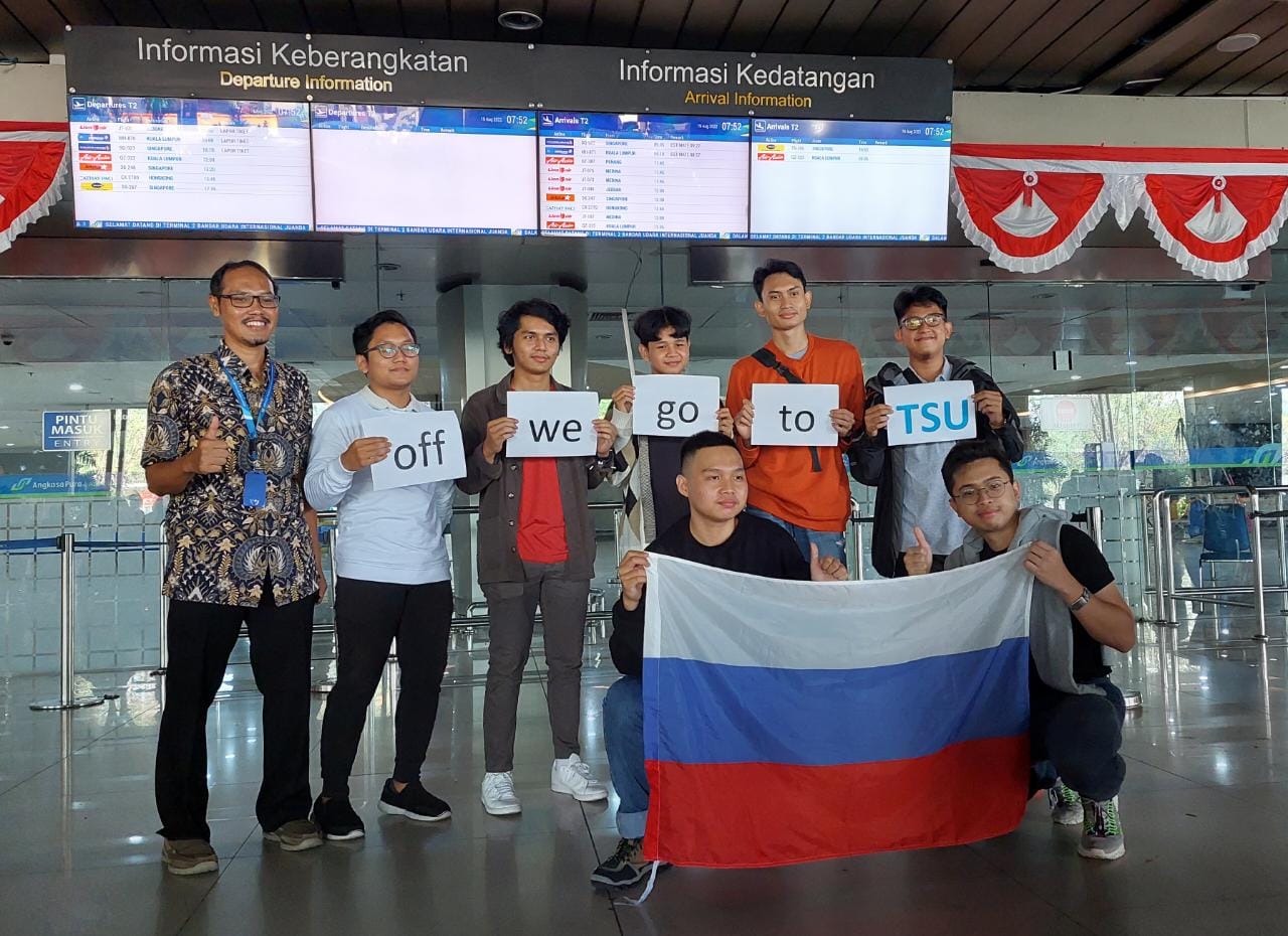 Sekretaris Departemen Teknik Informatika ITS Ir Ary Mazharuddin Shiddiqi SKom MCompSc PhD (kiri) bersama sebagian mahasiswa yang berangkat ke Tomsk State University, Rusia