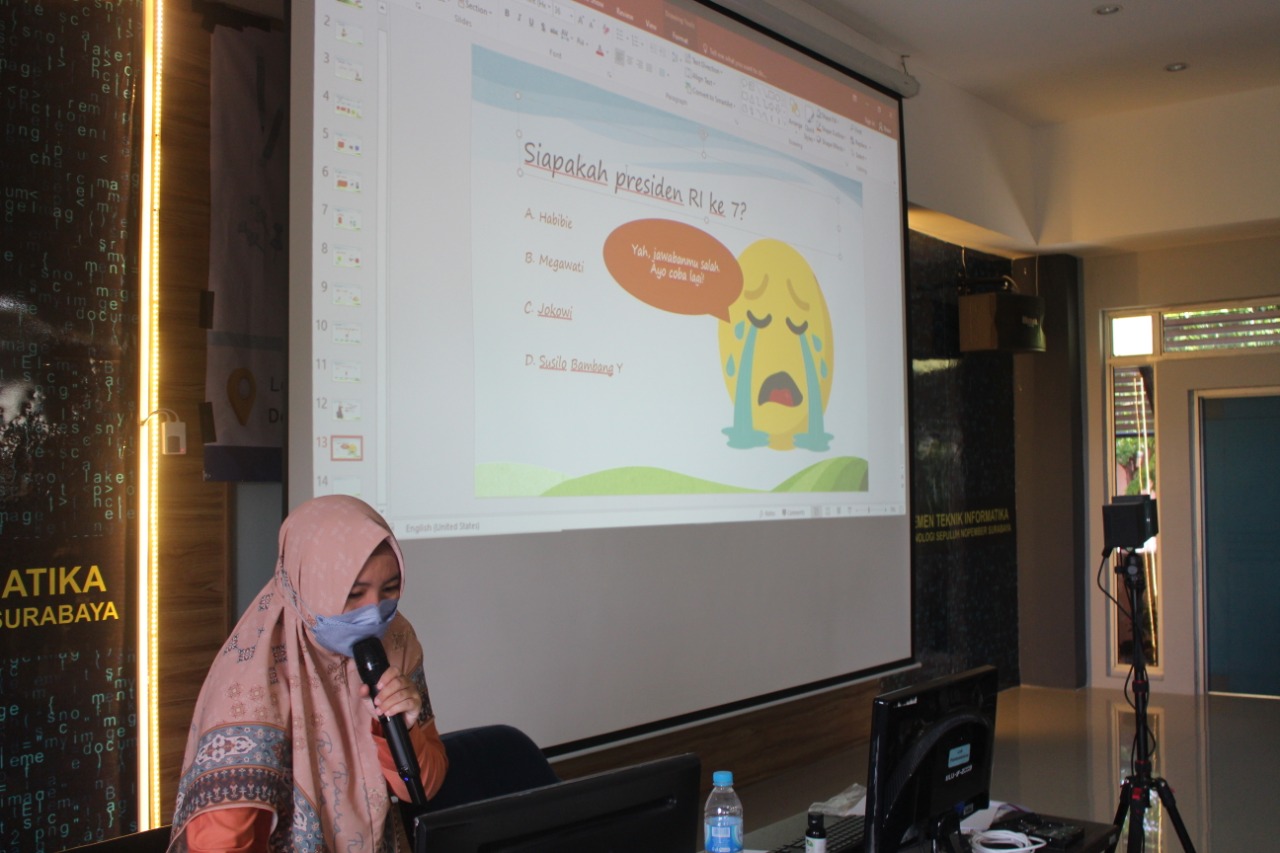 Dini Adni Navastara SKom MSc saat memberikan materi tutorial PowerPoint kepada para guru