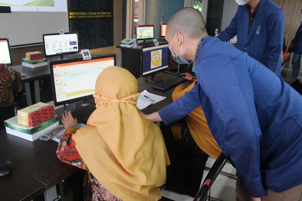 One of KKN Community Services ITS teams while accompanying training participants in PowerPoint tutorial session