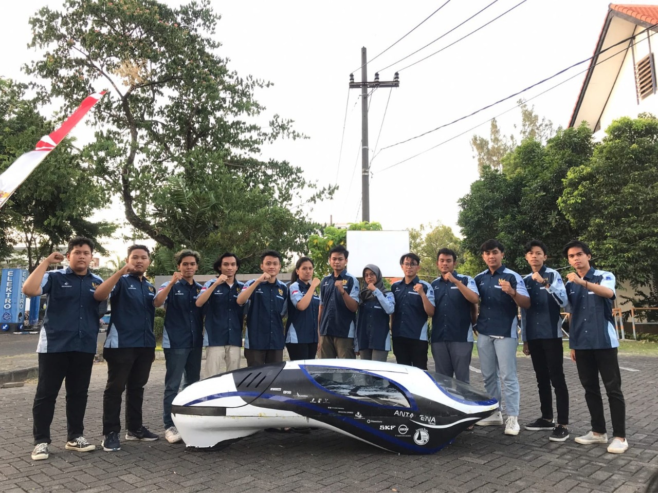 Anggota tim mobil hemat energi Antasena ITS yang menjadi juara di ajang internasional Shell Eco-Marathon 2022 Virtual Off-Track Awards 2022: Communication Plan regional Asia Pasifik dan Timur Tengah