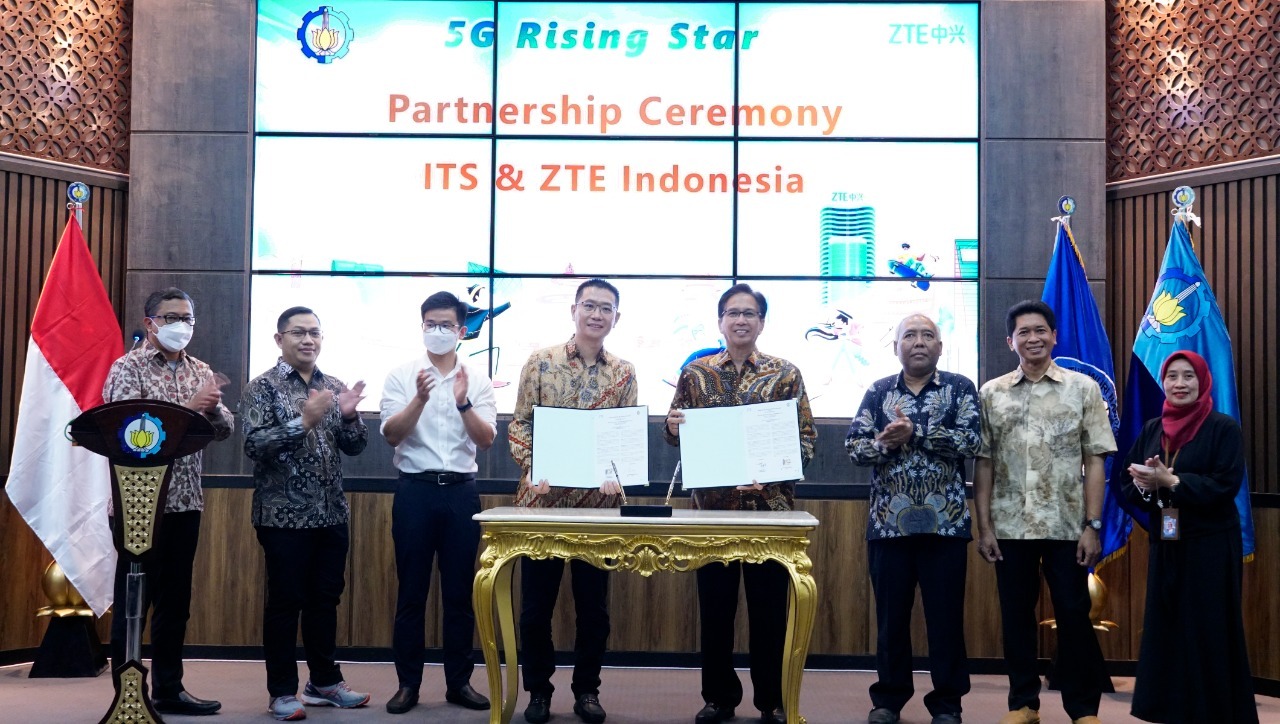 Jajaran pimpinan PT ZTE Indonesia dan ITS menunjukkan naskah Memorandum of Understanding (MoU) usai penandatangan MoU di Auditorium Pascasarjana ITS