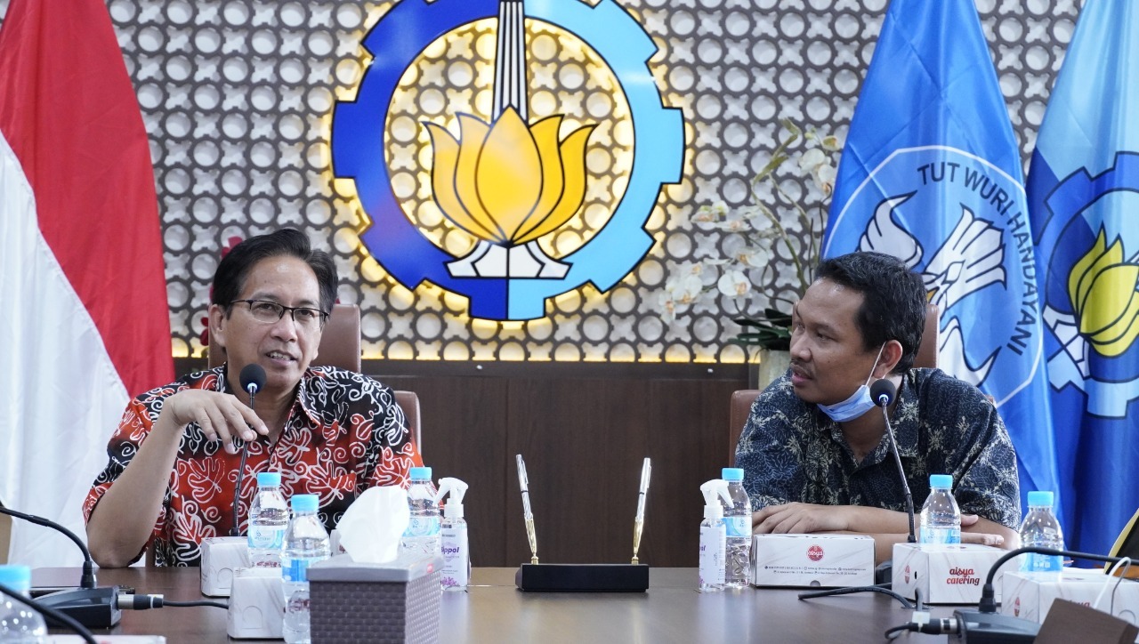 Diskusi oleh Rektor ITS Prof Dr Ir Mochamad Ashari MEng IPU AEng (kiri) dengan Direktur PT Solusi Bisnis Adiguna Eko Satrio sebelum dilakukan penandatanganan MoU di Rektorat ITS