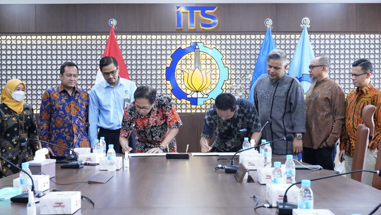 Penandatanganan MoU antara ITS dengan PT Solusi Bisnis Adiguna yang berlangsung di Gedung Rektorat ITS
