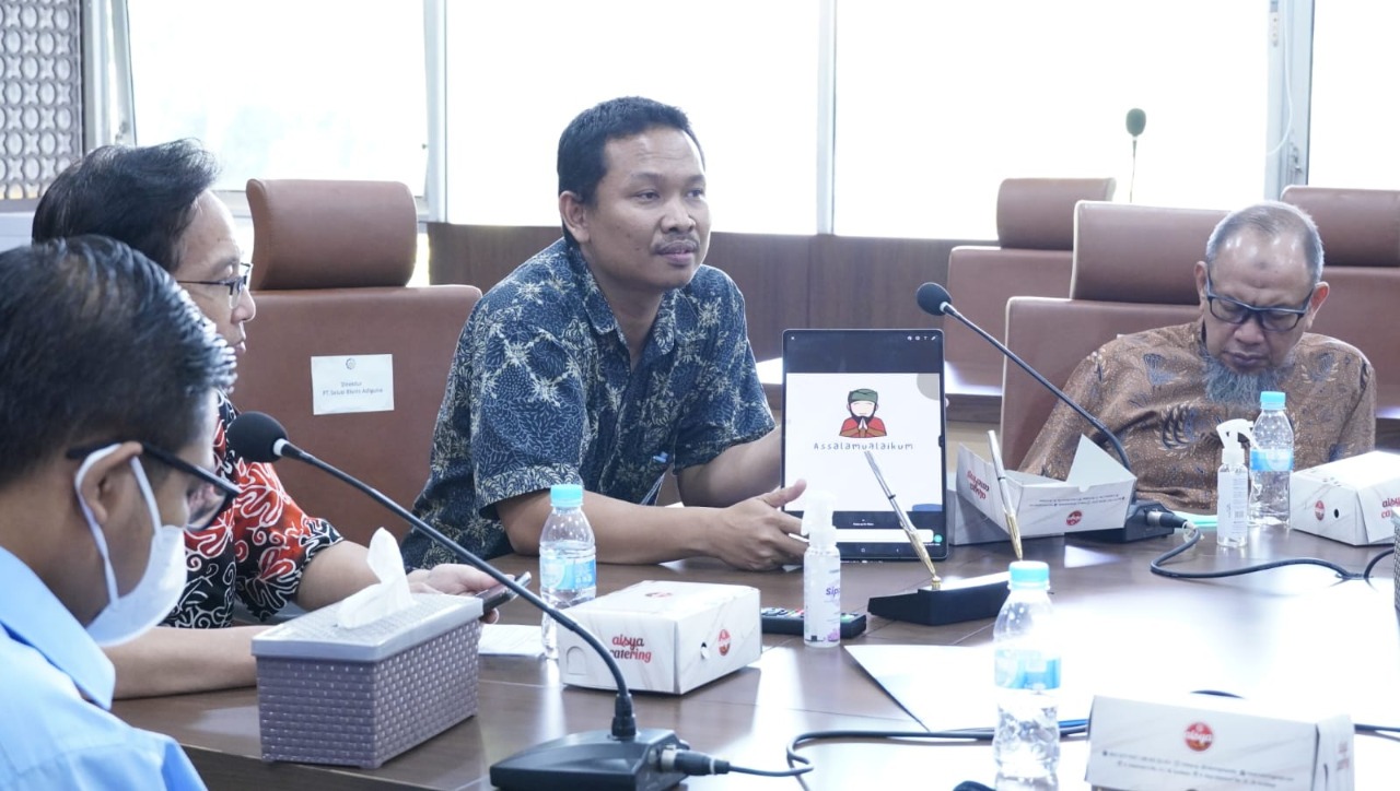 Direktur PT Solusi Bisnis Adiguna Eko Satrio (dua dari kanan) sedang mempresentasikan salah satu konten pada teknologi big data kepada Rektor ITS dan jajarannya