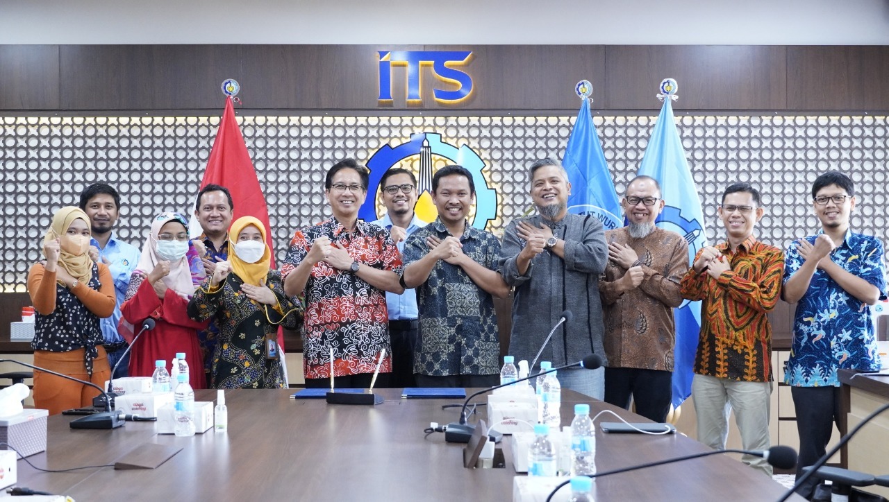 Jajaran pimpinan ITS dan PT Solusi Bisnis Adiguna usai penandatanganan MoU di Gedung Rektorat ITS