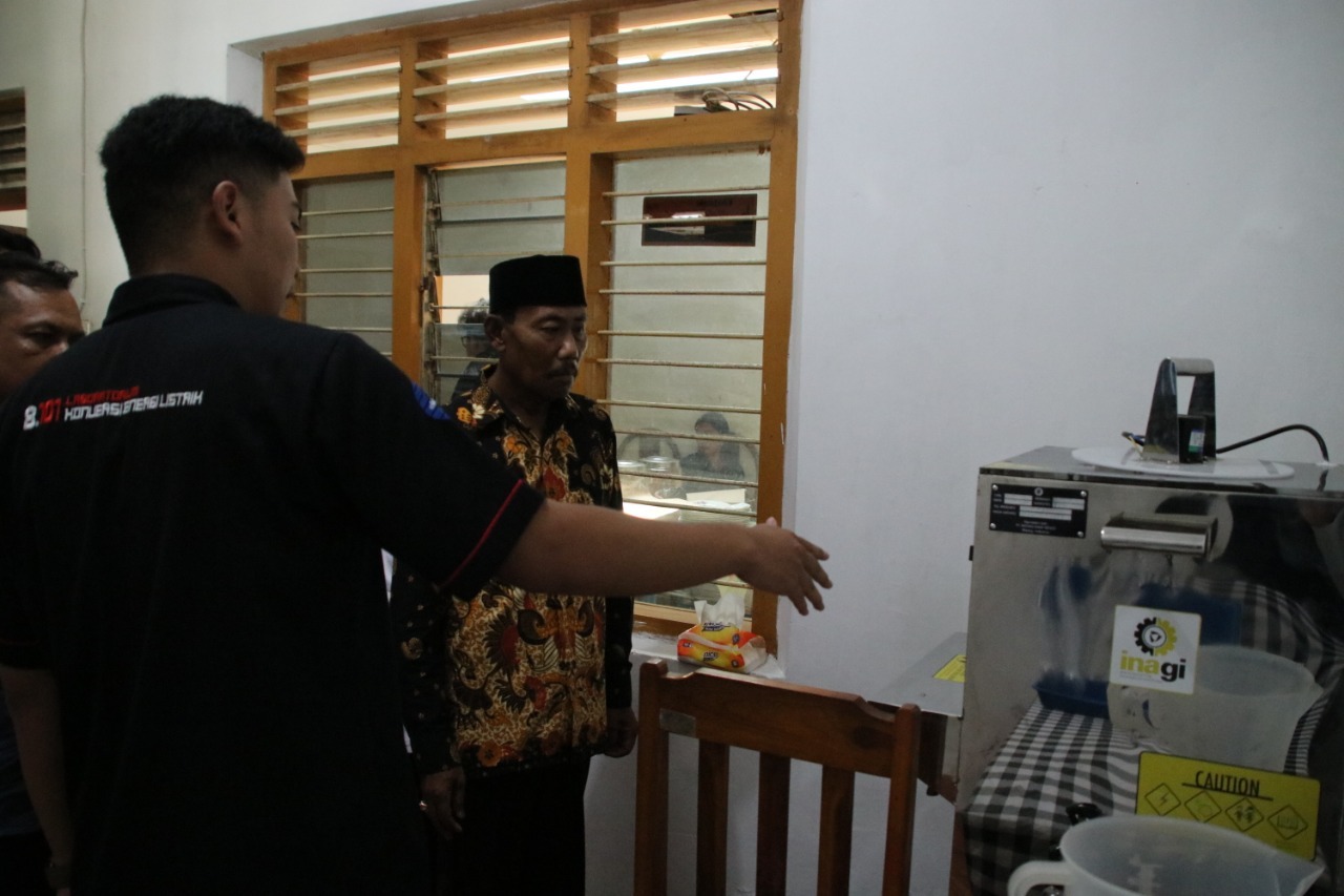 Tim Abmas ITS saat memaparkan tentang Standard Operational Procedure (SOP) penggunaan mesin pasteurisasi inovatif yang diciptakan untuk pengolahan susu