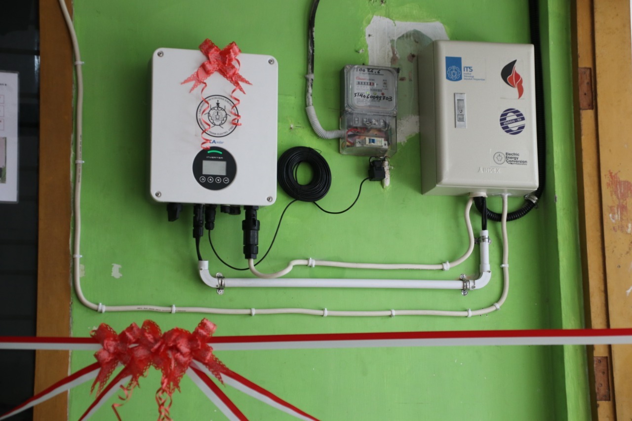 Sistem on grid, yaitu kombinasi antara sumber listrik dari PLN dan panel surya untuk pengoperasian mesin pasteurisasi pengolah susu karya Tim Abmas ITS