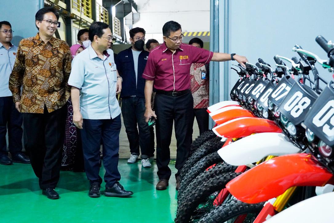 Wakil Rektor UTM Prof Datuk Dr Ahmad Fauzi Ismail beserta jajarannya saat meninjau salah satu produk inovasi sivitas akademika ITS, motor listrik e-Trail, di STP Otomotif ITS